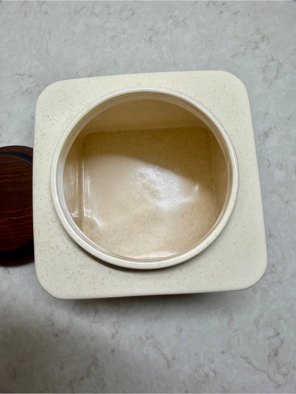 VINTAGE, HYALYN POTTERY CANNISTER WITH WOODEN LID.